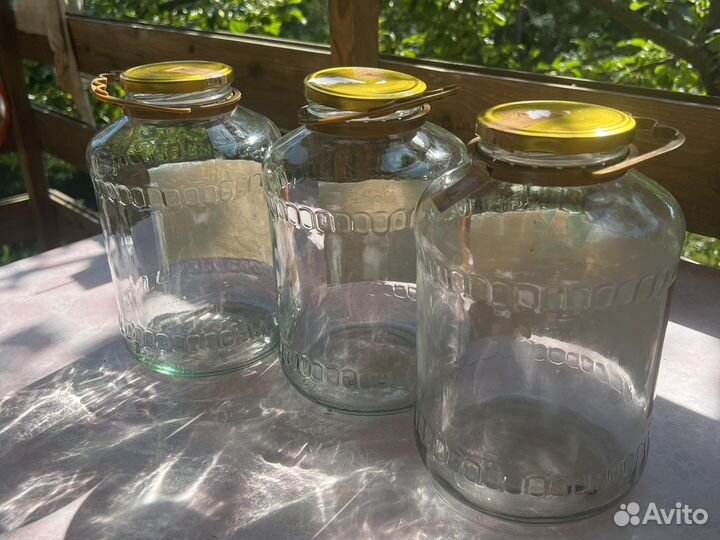 Трехлитровые банки с завинчивающими крышками