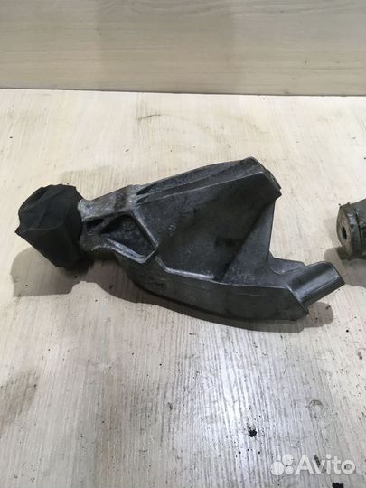 Кронштейн двигателя левый Ауди А4 Б8 8K0199307AL