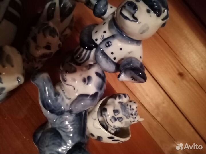 Статуэтки и коробочки Гжель