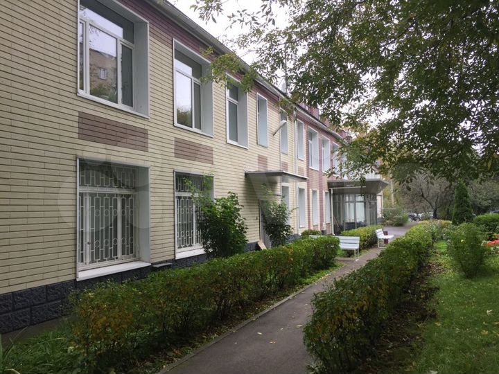 Особняк со своей территорией, 1212 м²