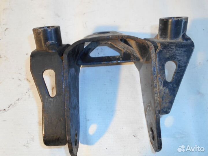 Кронштейн кпп правый VW Passat B5