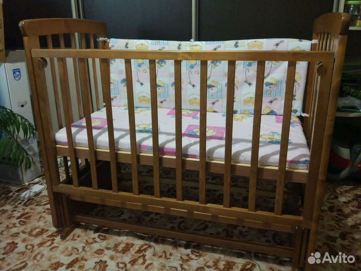 Детская кроватка с маятником и матрасом