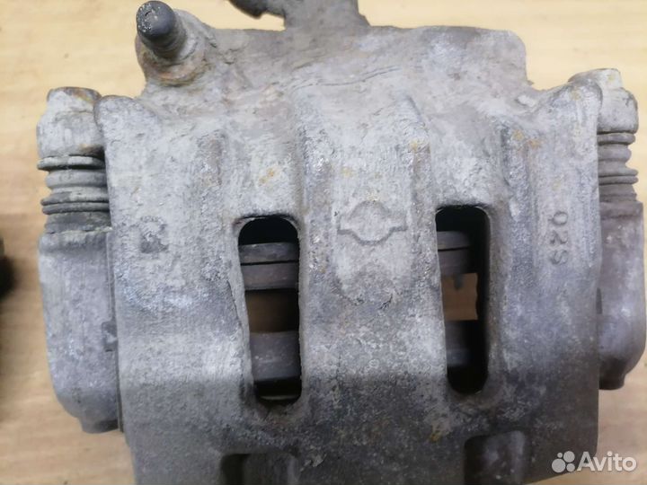 Суппорт передний Nissan Maxima а33