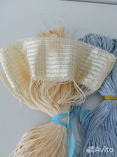 Нити на двери