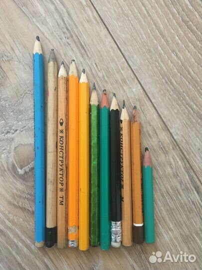 Карандаши простые и ручки