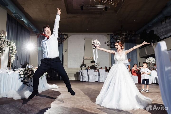 Ведущая, музыканты- стильно, весело и со вкусом