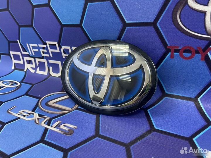 Эмблема решетки радиатора Toyota Rav4