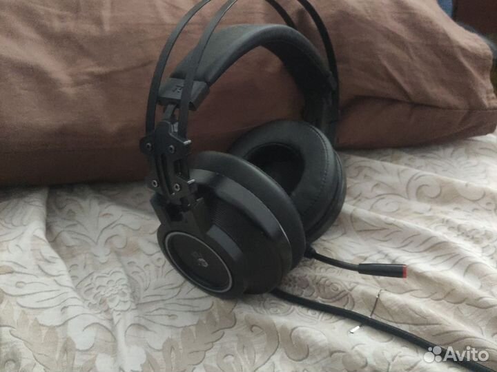 Наушники bloody с RGB подсветкой. Микрофон есть