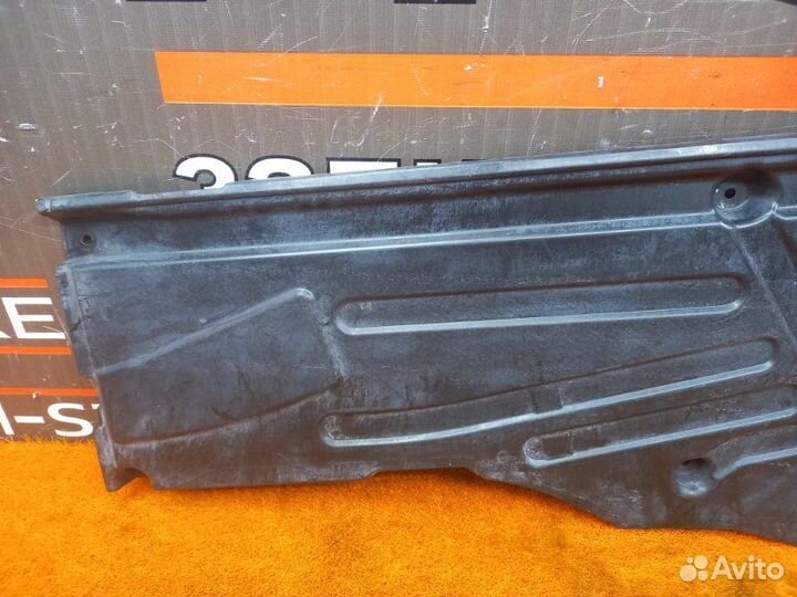 Защита днища кузова левая Mercedes-Benz C-Class