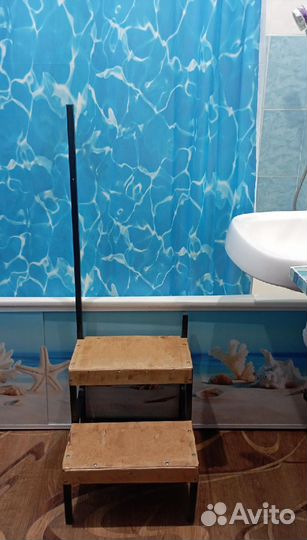 Разные лестницы для захода в ванну или животных