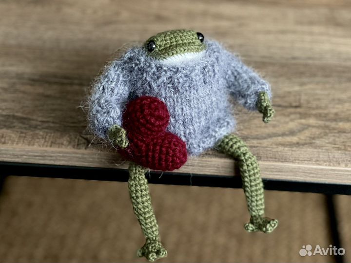 Лягушка вязаная игрушка Артур