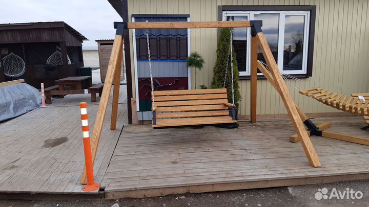 Садовая качеля из дерева