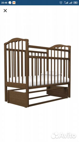 Детская кроватка с маятником и матрасом