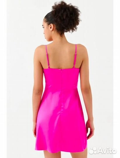 Платье розовое атласное