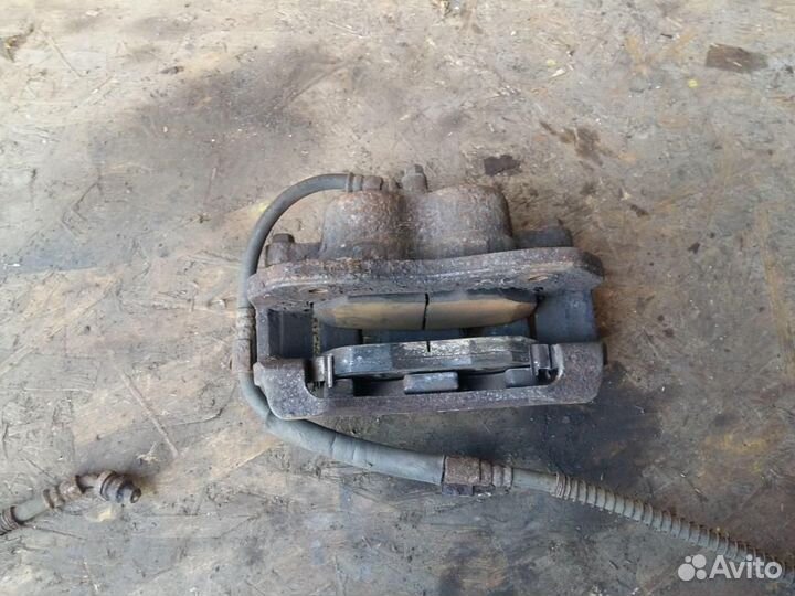 Суппорт передний левый Kia Sorento 2002-2009