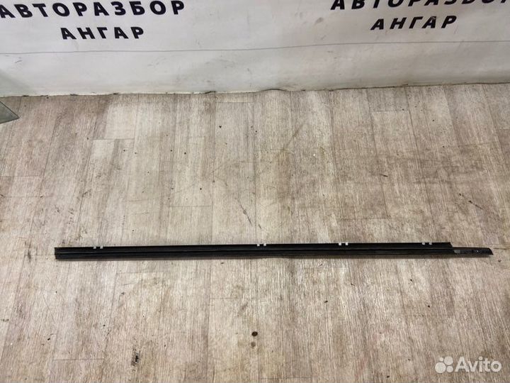 Бархотка (молдинг стекла двери ) передняя левая