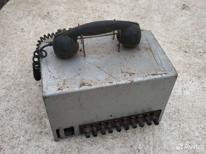 Старинный телефонный аппарат