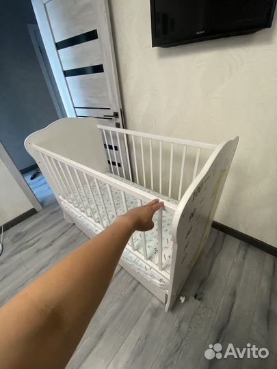 Детская кроватка с маятником