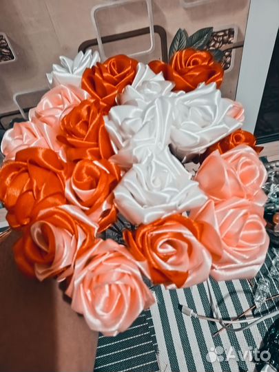 Розы из атласных лент