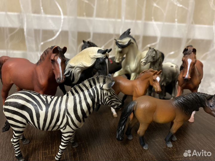 Фигурки лошадей