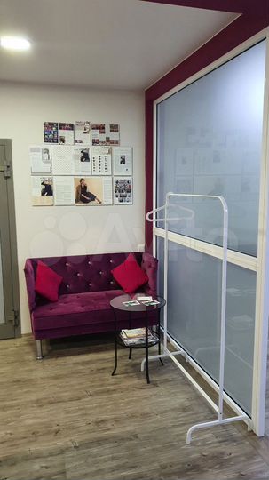 Место для бровиста, визажиста, мастера по прическа