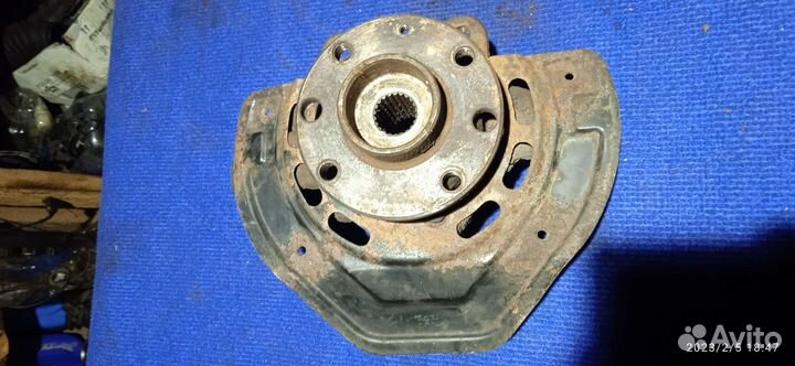 Поворотный кулак правый Opel Vectra b 4болта 1.6л