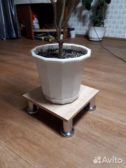 Подставка для цветов напольная на ножках