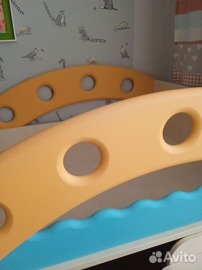 Кровать,письменный стол,шкафы под одежду и игрушки