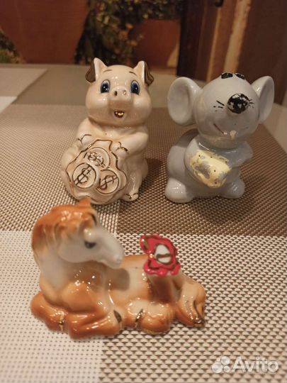 Статуэтки и копилка