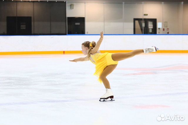 Желтое платье для выступлений по фигурному катанию