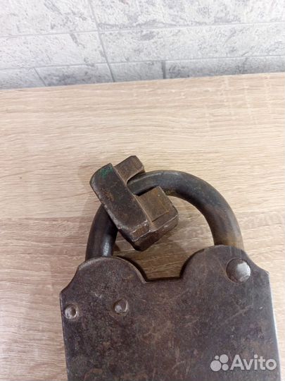 Навесной замок старинный