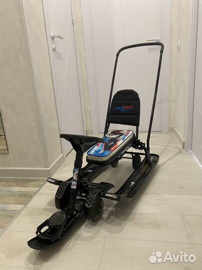 Снегокат с ручкой и колесами