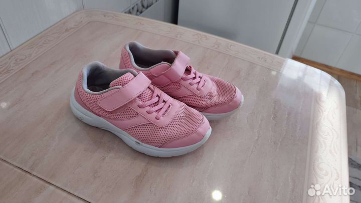 Кроссовки женские