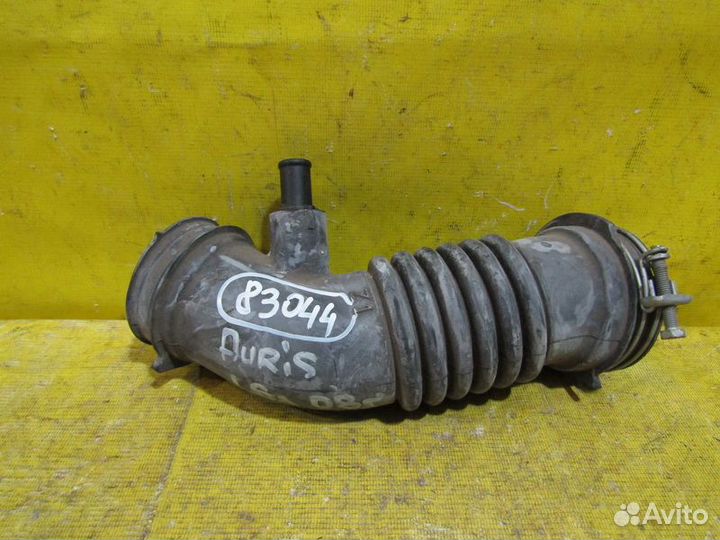 Воздушный патрубок Toyota Auris 150 08г 83044