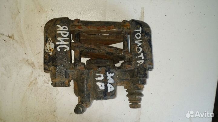 Toyota Yaris суппорт задний правый