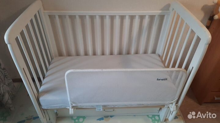 Детская кроватка с маятником