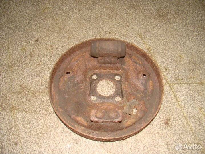 Щит опорный задний правый Renault Symbol 1