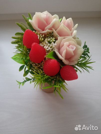Букет из мыла розы с клубникой