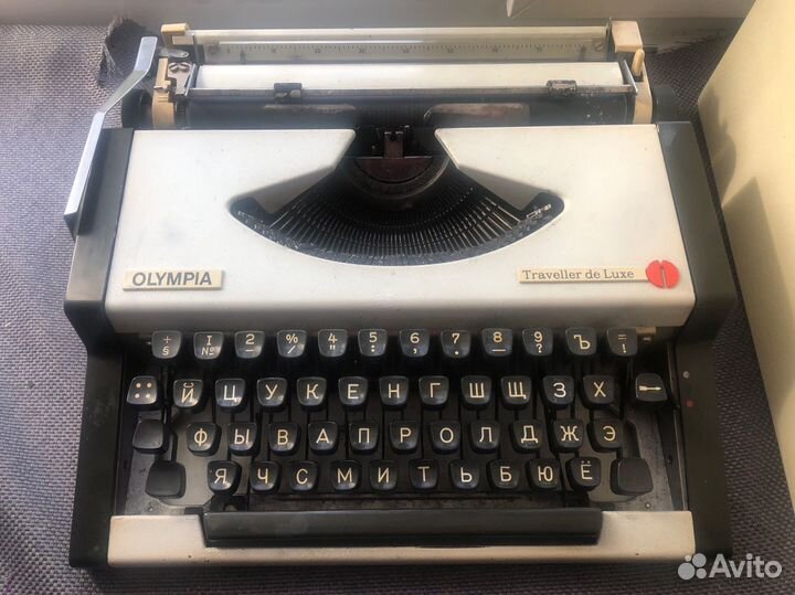 Пишущая машинка Olympia Traveller De Luxe