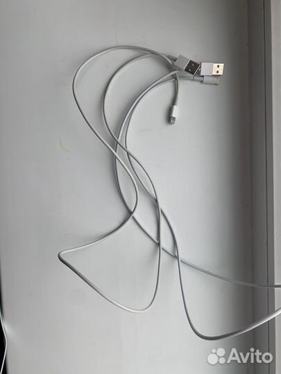 Зарядный шнур на iPhone