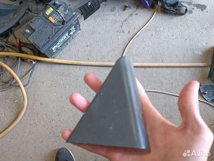 Угловая накладка двери задней левой