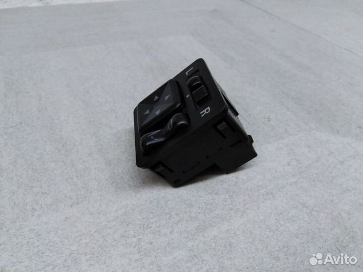 Кнопка регулировки зеркала