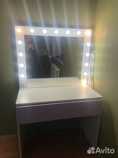 Столик для макияжа с зеркалом