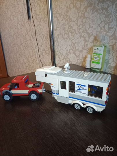 Lego City, Дом на колёсах (пикап)