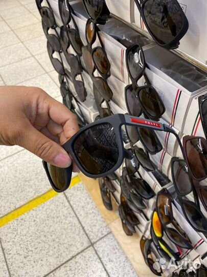 Солнцезащитные очки Prada