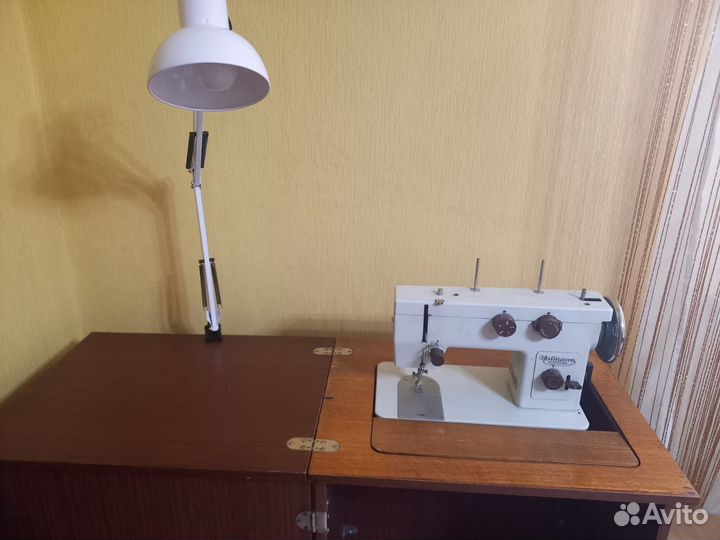 Продам швейную машинку Чайка