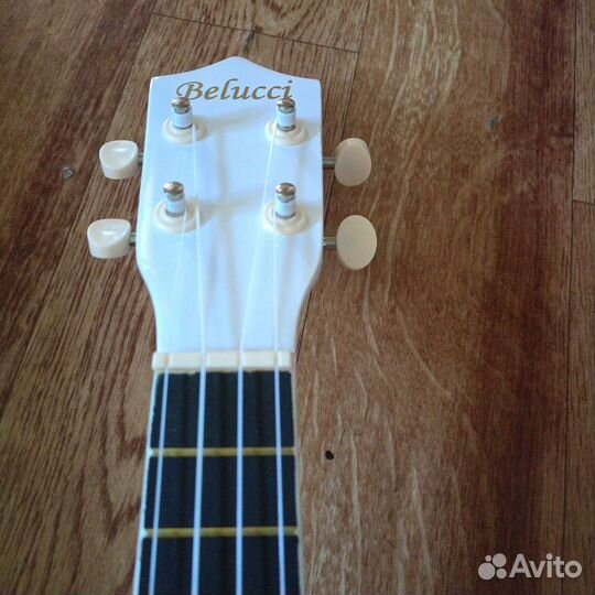 Белая Укулеле