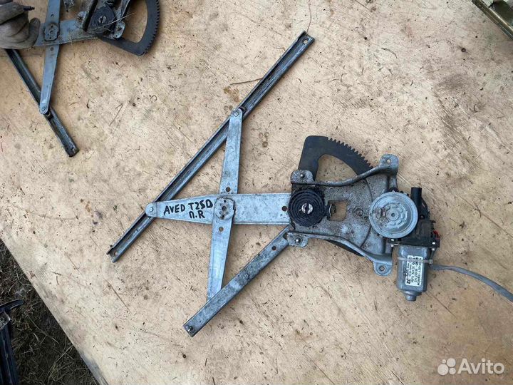 Стеклоподьемник передний правый Aveo t250