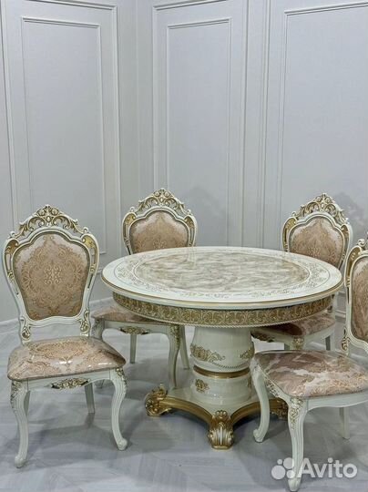 Большой обеденный стол и стулья