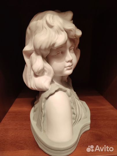 Каминный бюст девочки (Кузнецов)